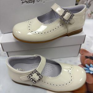 Pretty Originals cream patent shoe 15205