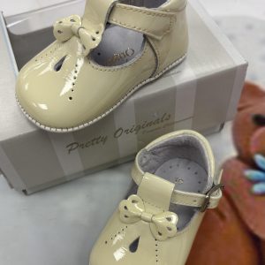 Pretty originals cream pram shoe 3171